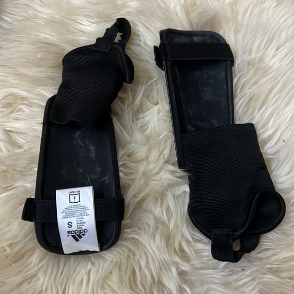 youth soccer shoes in size 5.5 (shin guard incl.) in excellent condition - Picture 5 of 8